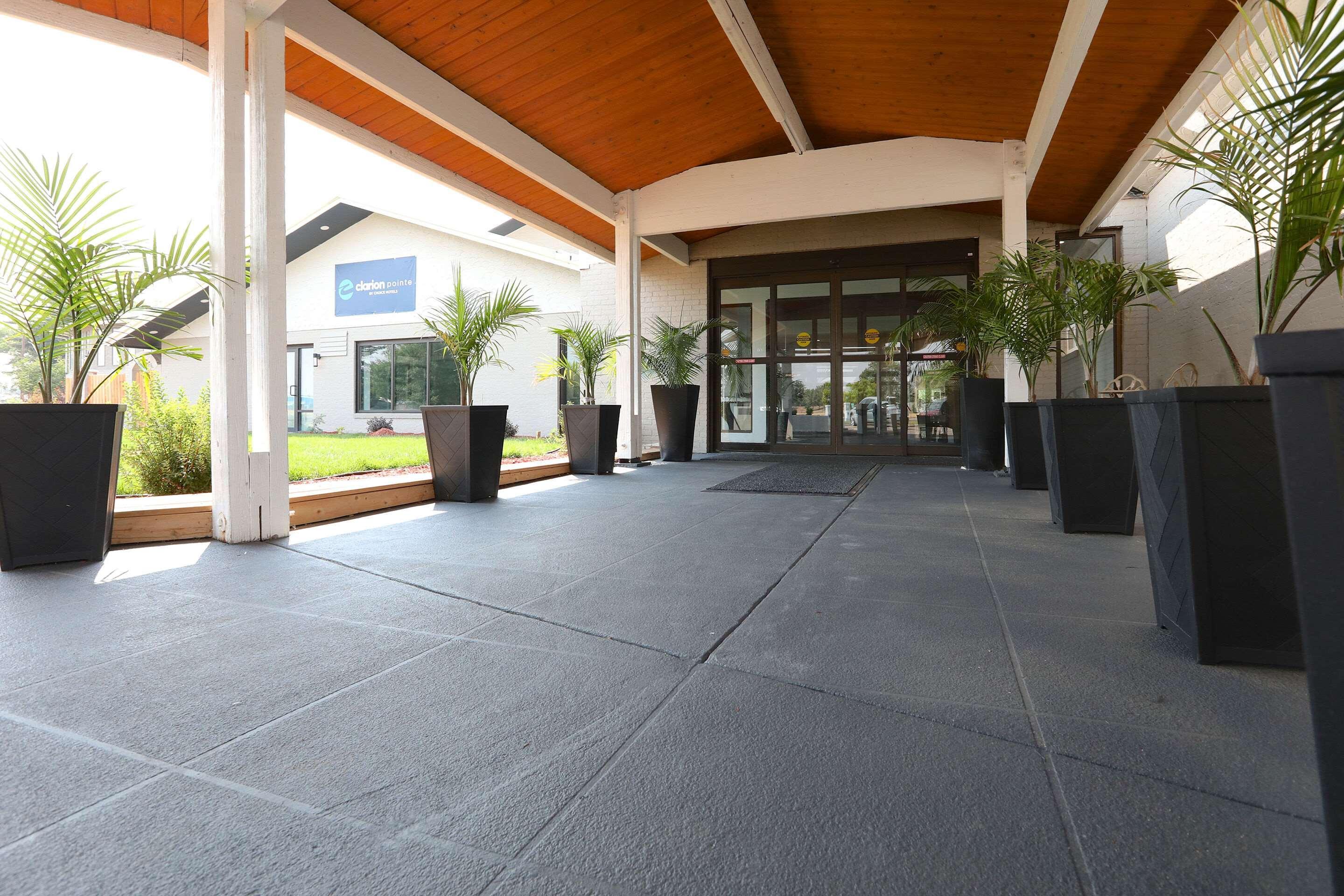 Hotel Clarion Pointe Medicine Hat Exterior foto