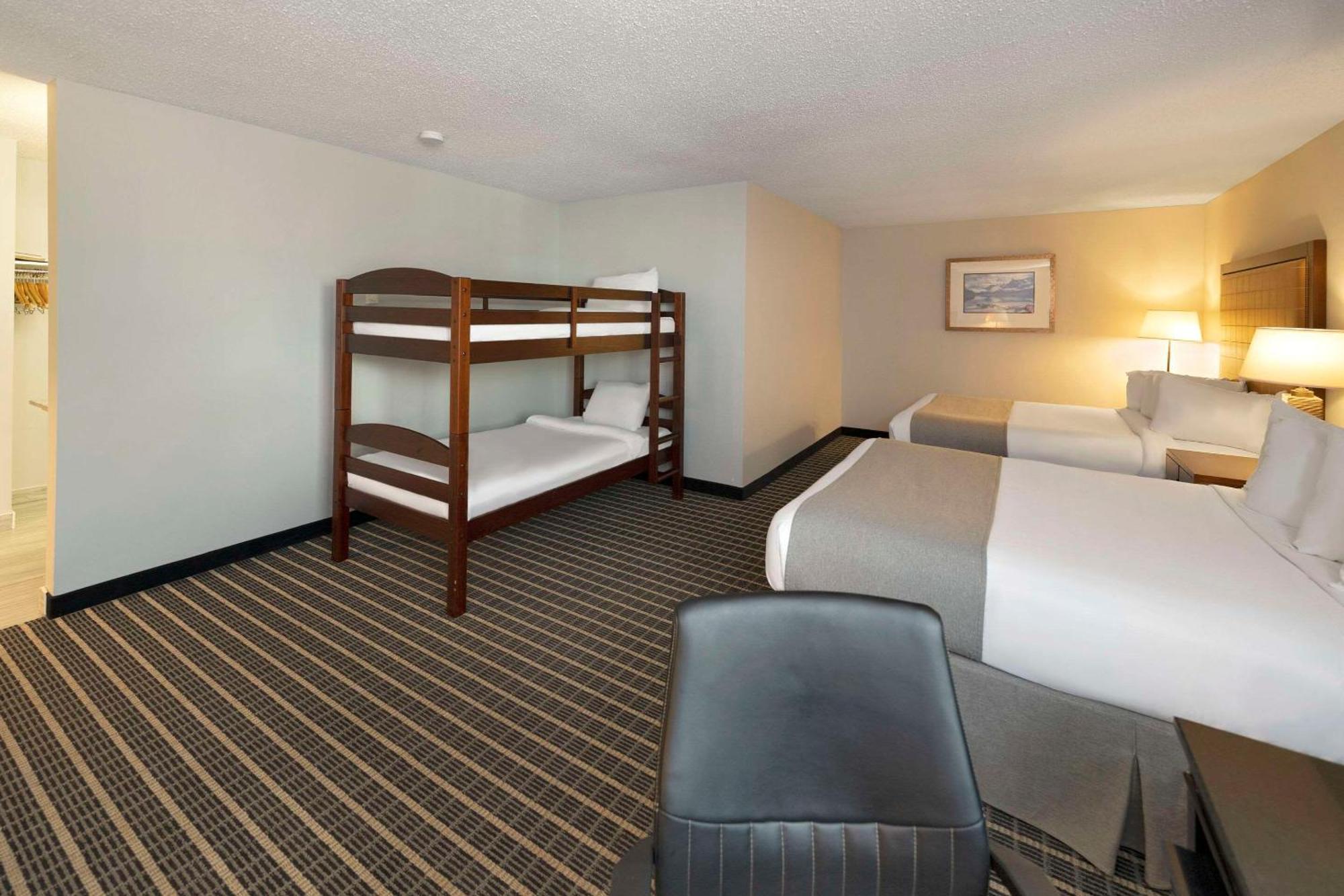 Hotel Clarion Pointe Medicine Hat Exterior foto